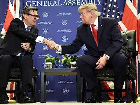Two officials shaking hands at an international assembly